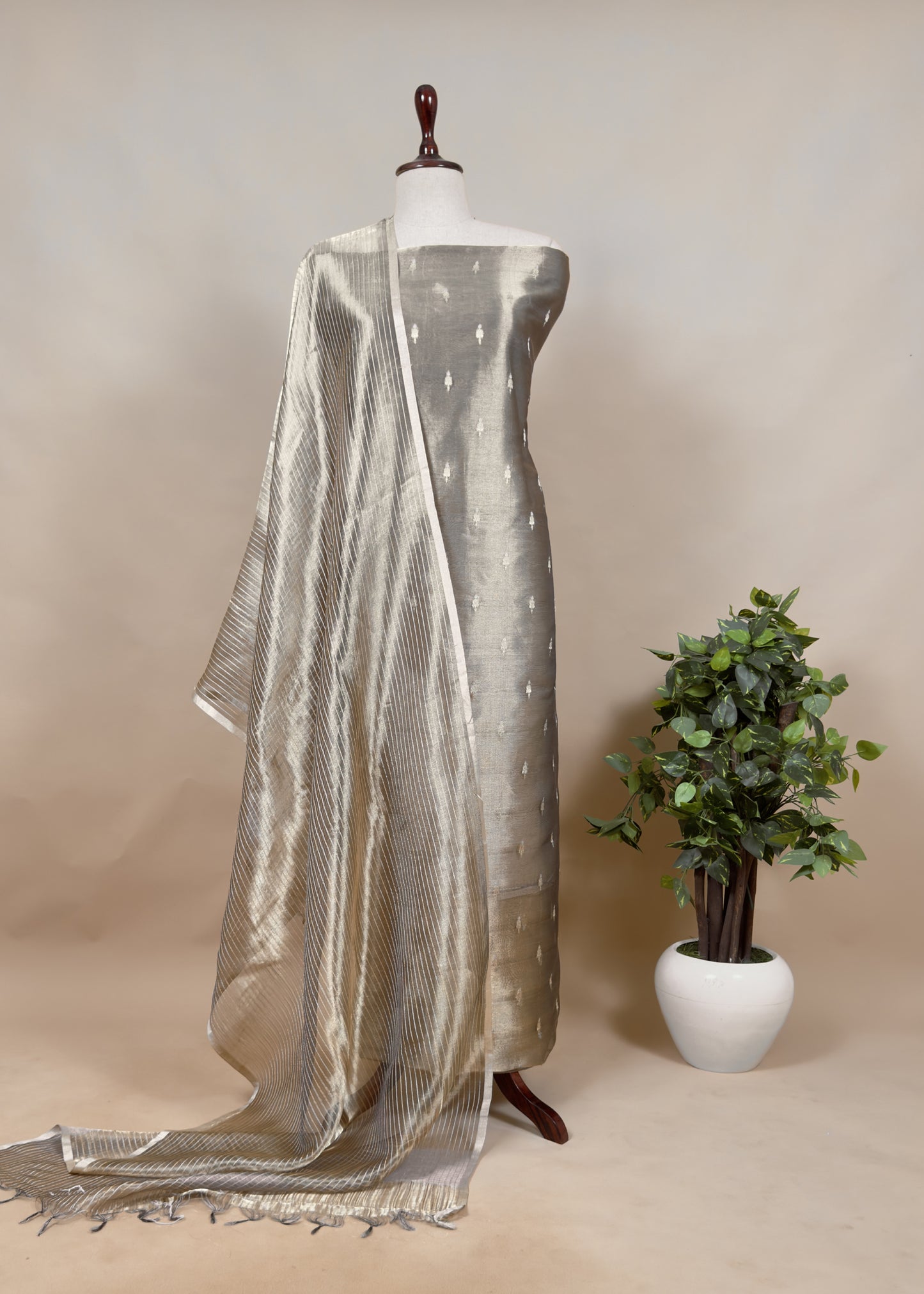 Tissue suit for the trousseau collection