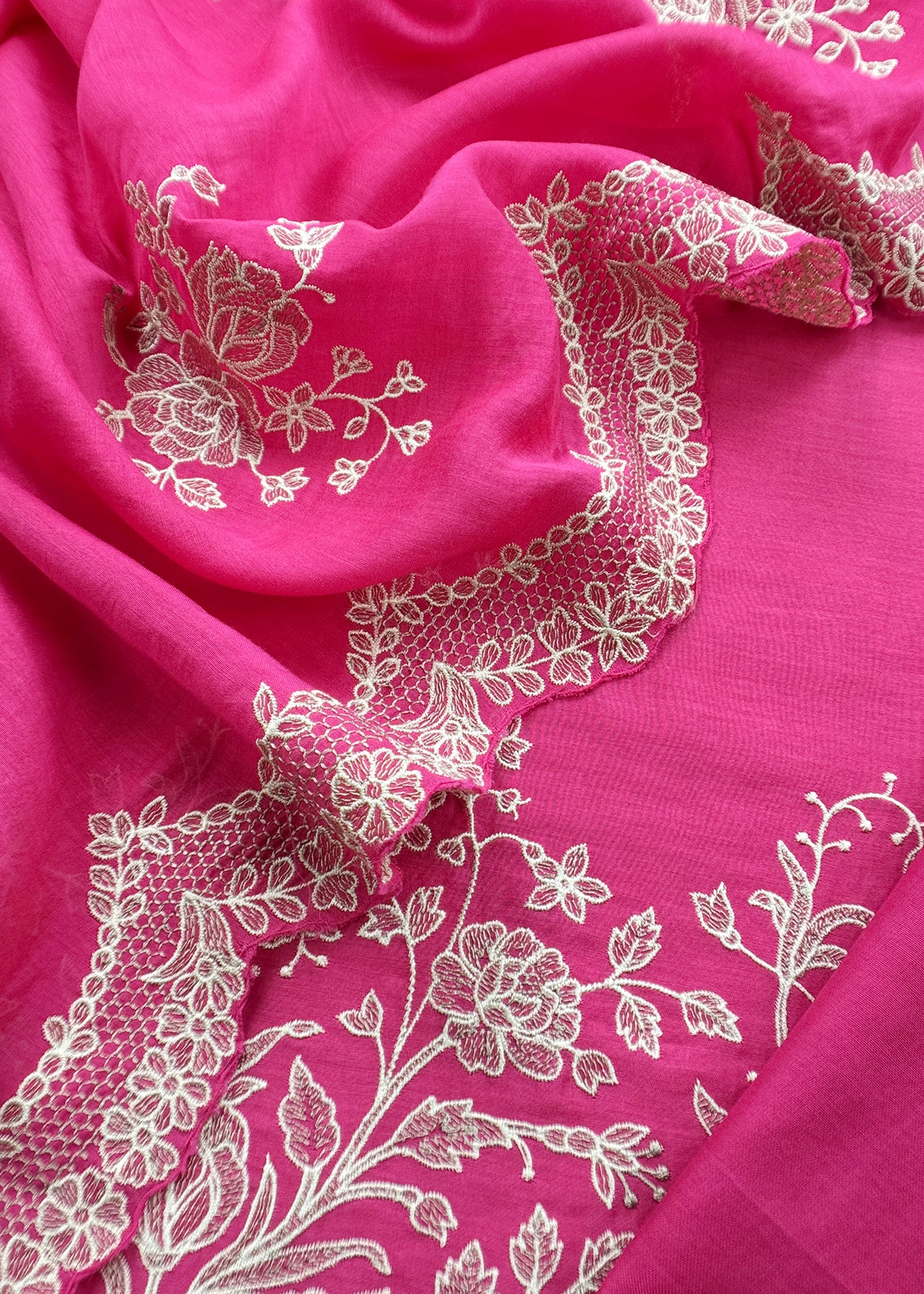 Mulmul suit set with floral appliqué work