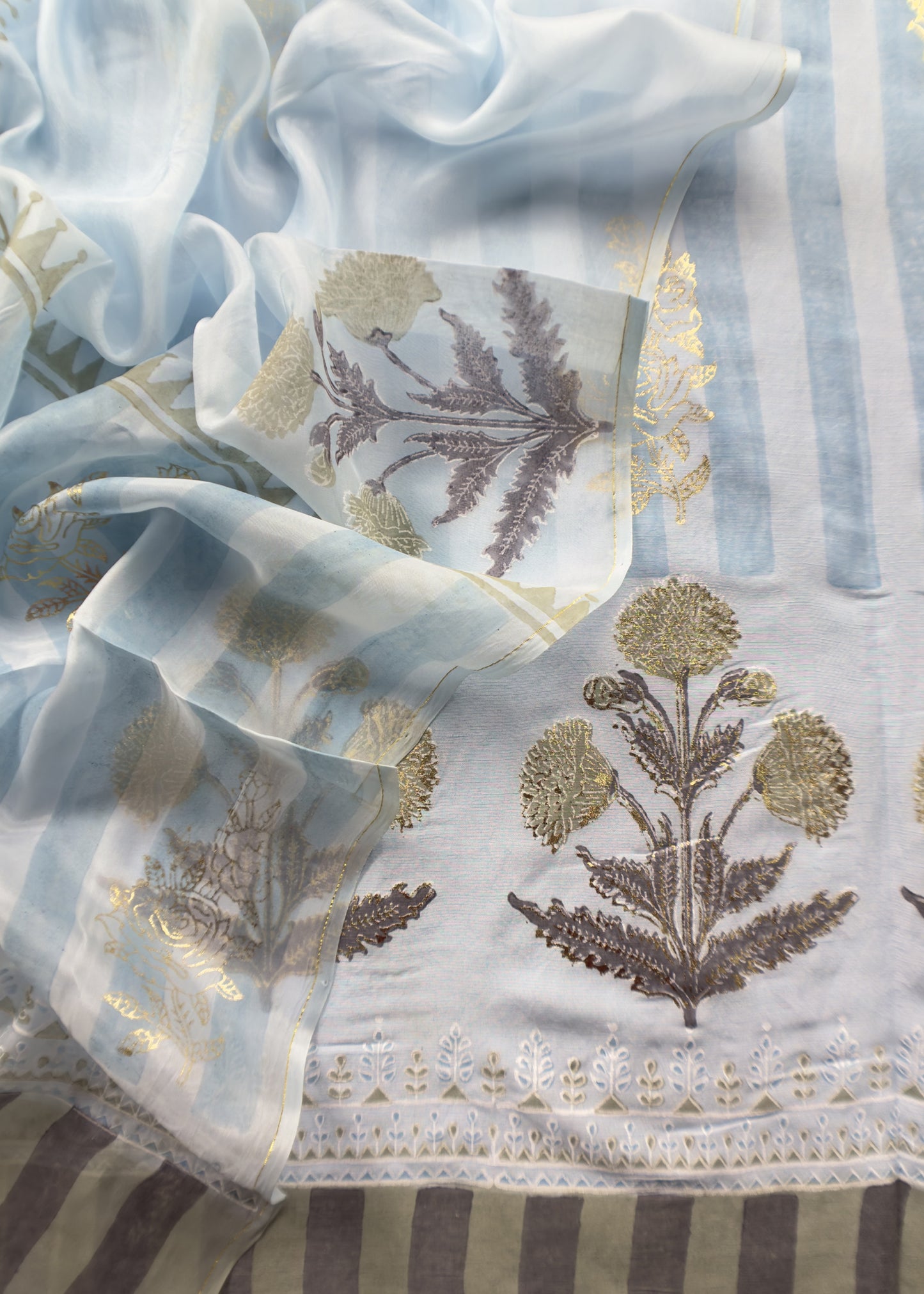 Powder Blue Hand Dyed Linen Kurta And Tabby Dupatta With Gold Foil