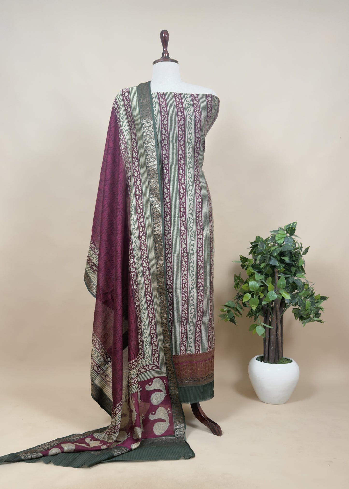 Summer wear maheshwari suit with dupatta
Summer wear maheshwari suit with dupatta