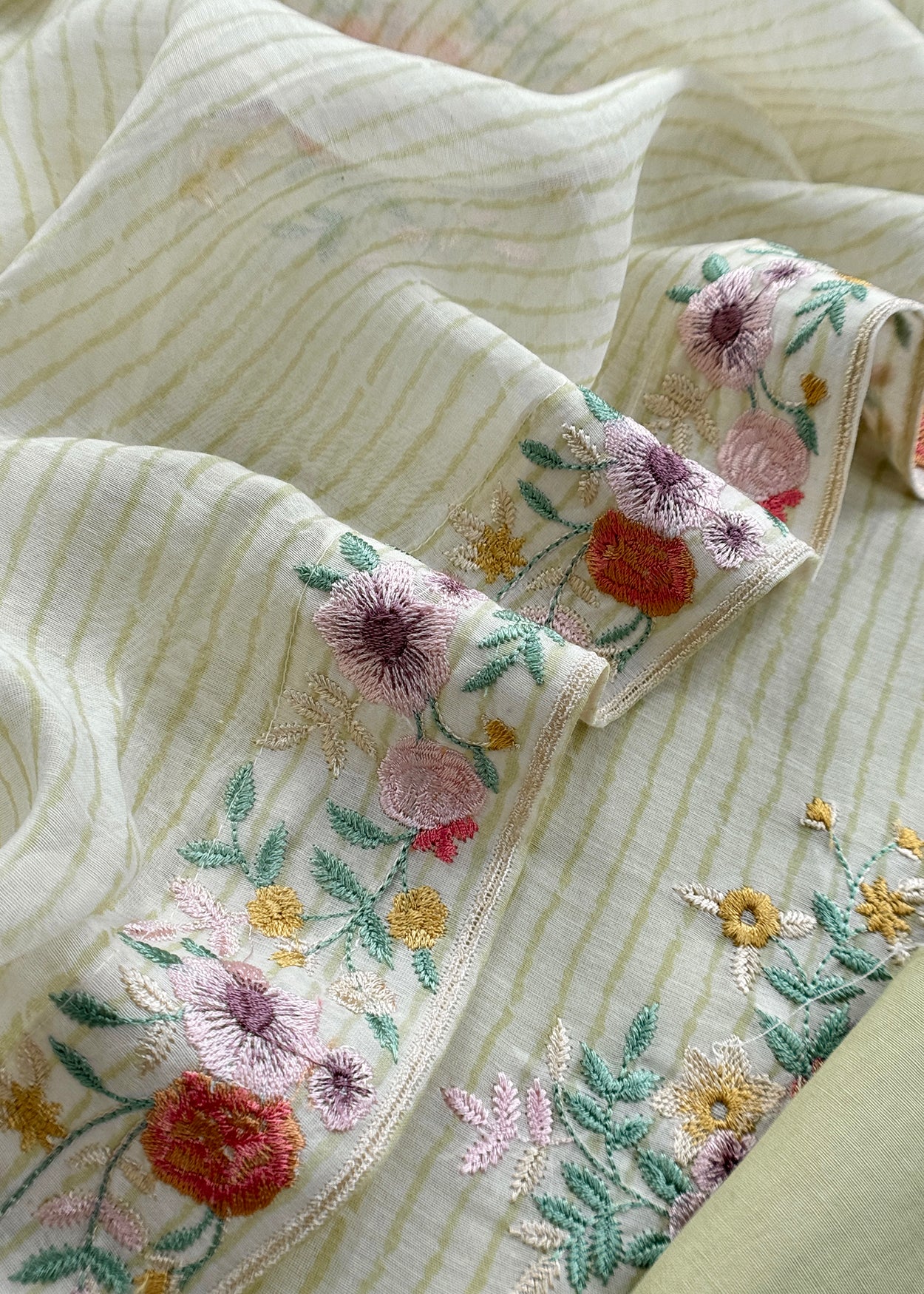 Mulmul suit set with appliqué work