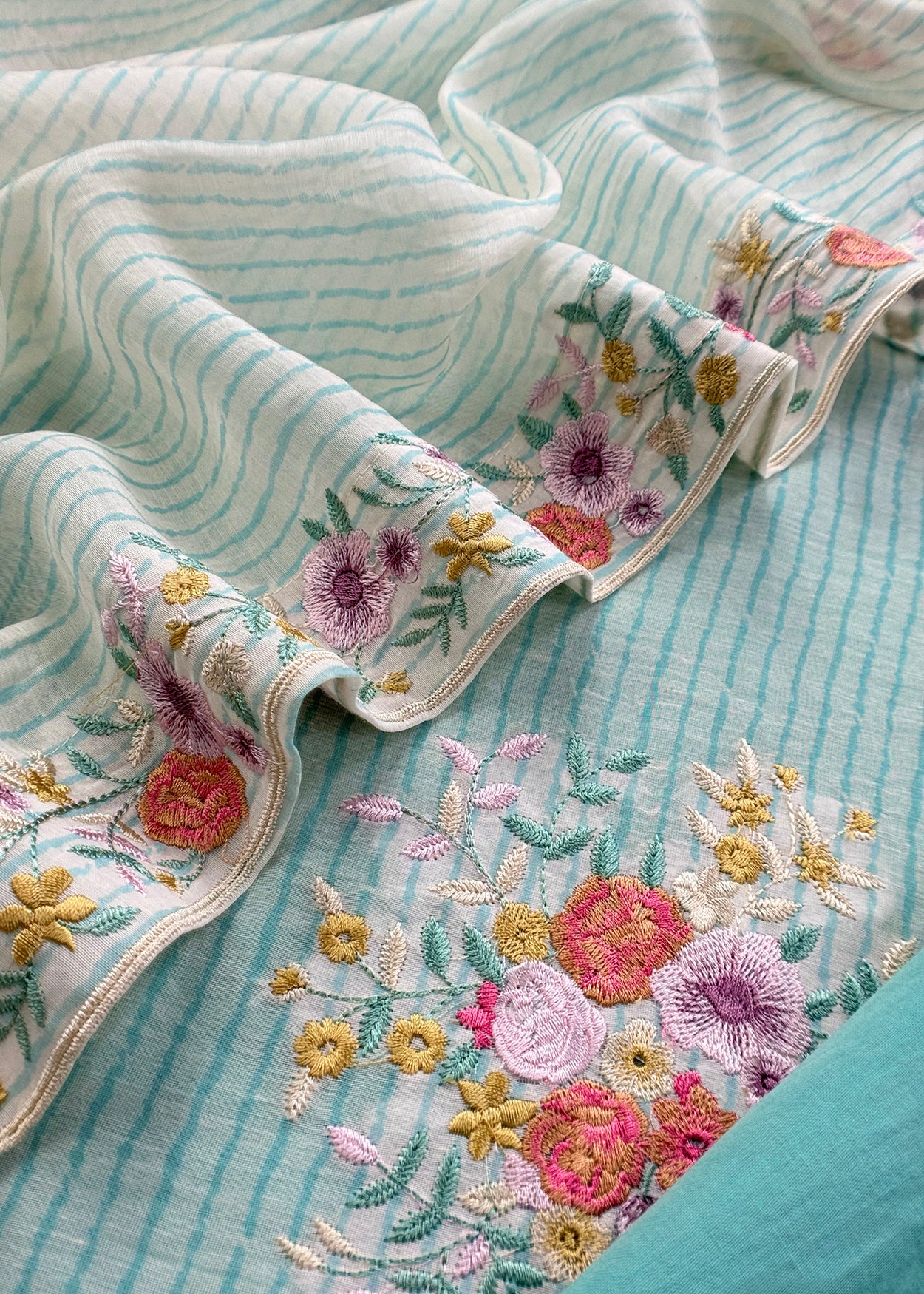 Mulmul suit set with appliqué work