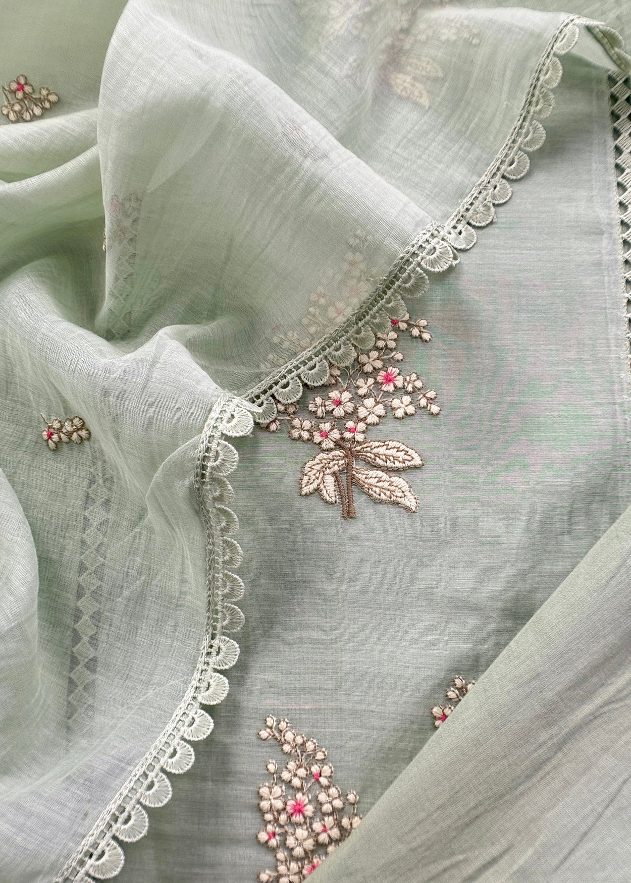 Mulmul suit set with woven floral embroidery