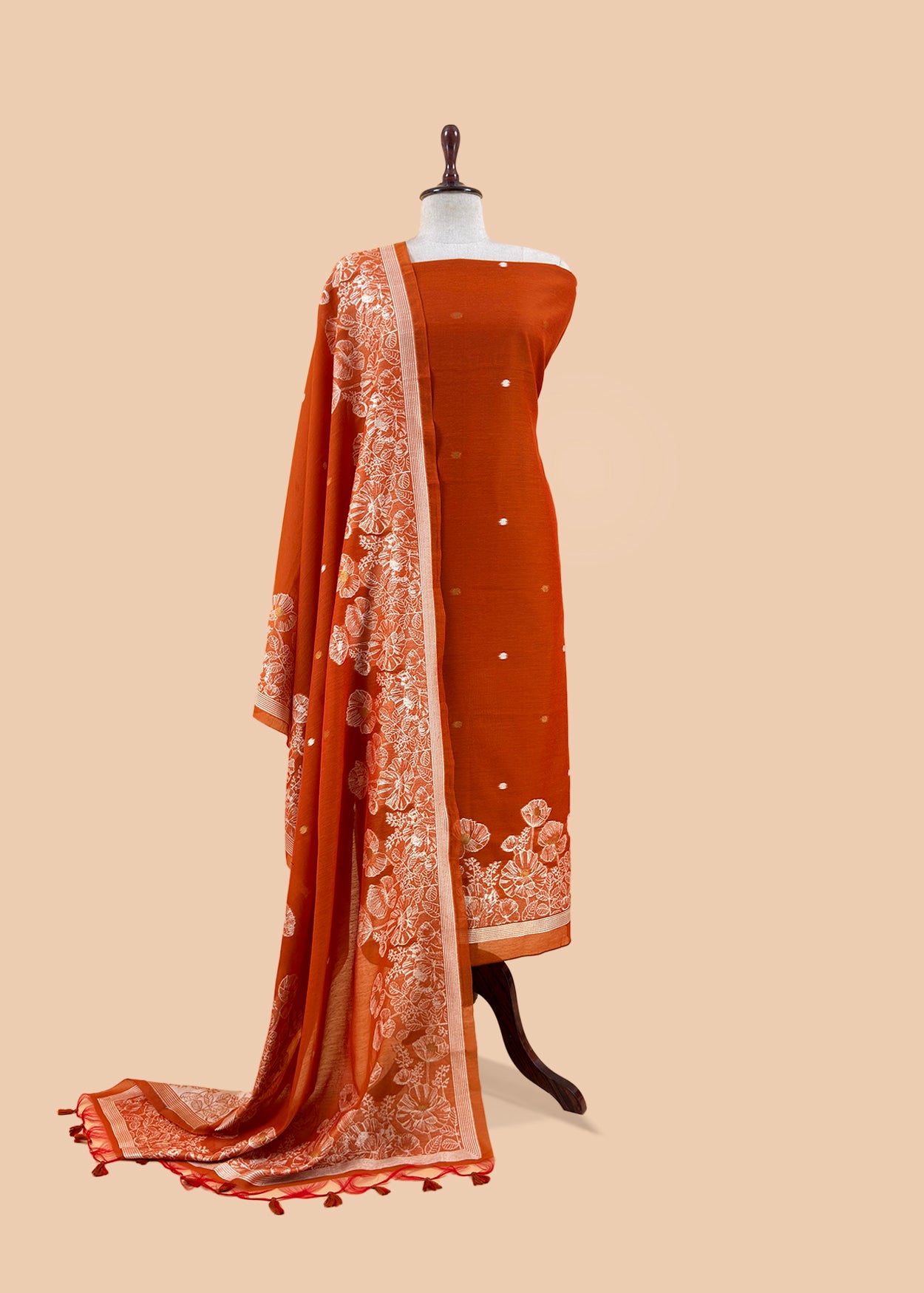 jamdani weaved suit for gifting mom

