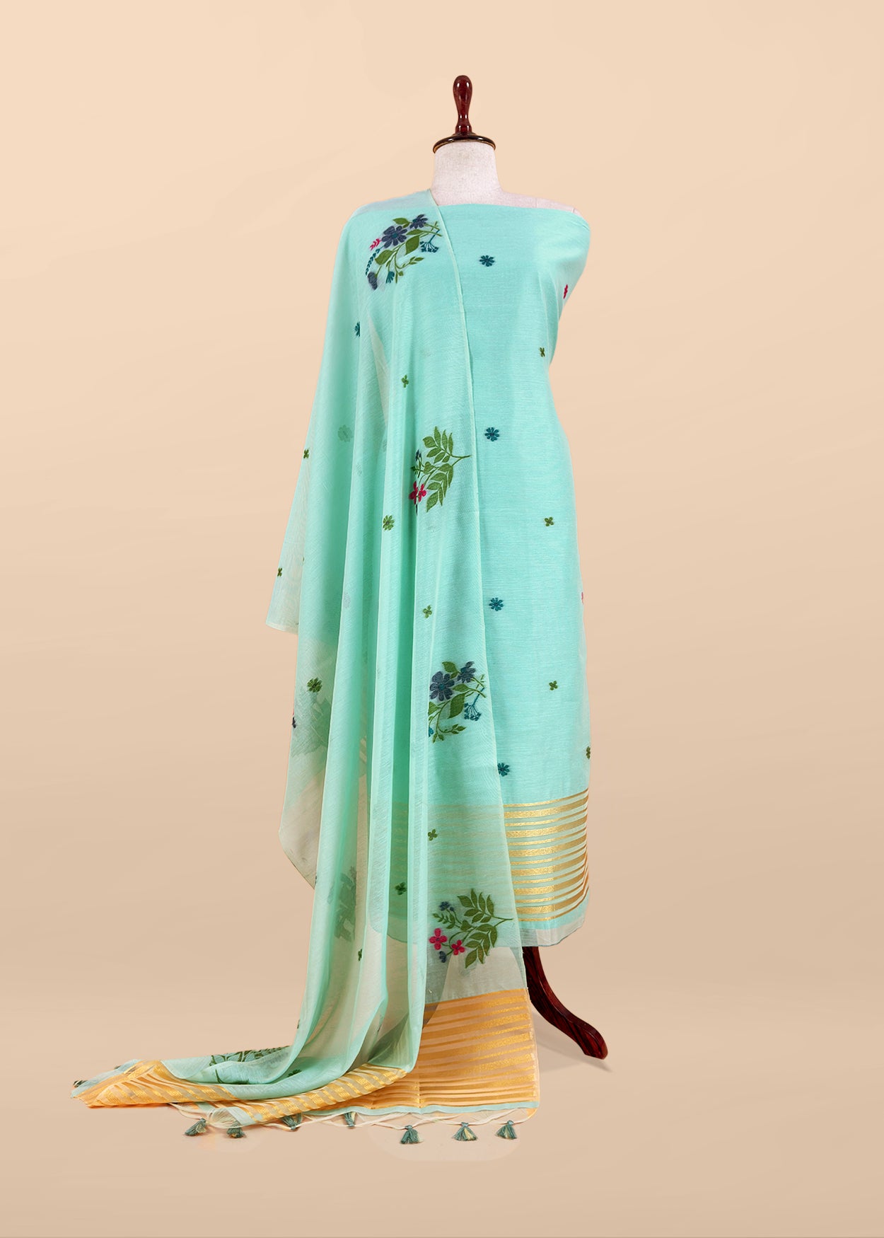 jamdani weaved suit for gifting mom

