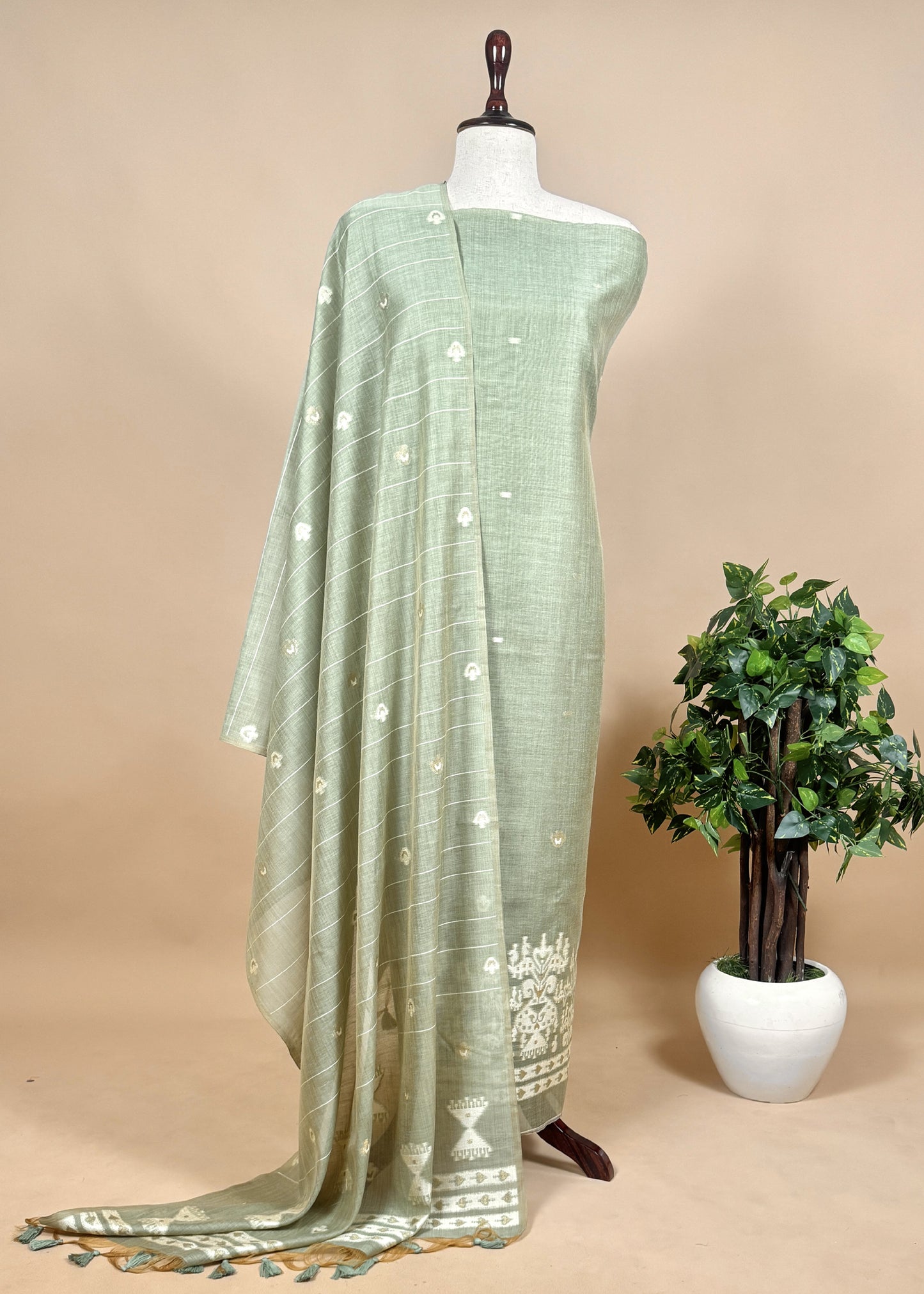 jamdani weaved suit for gifting mom

