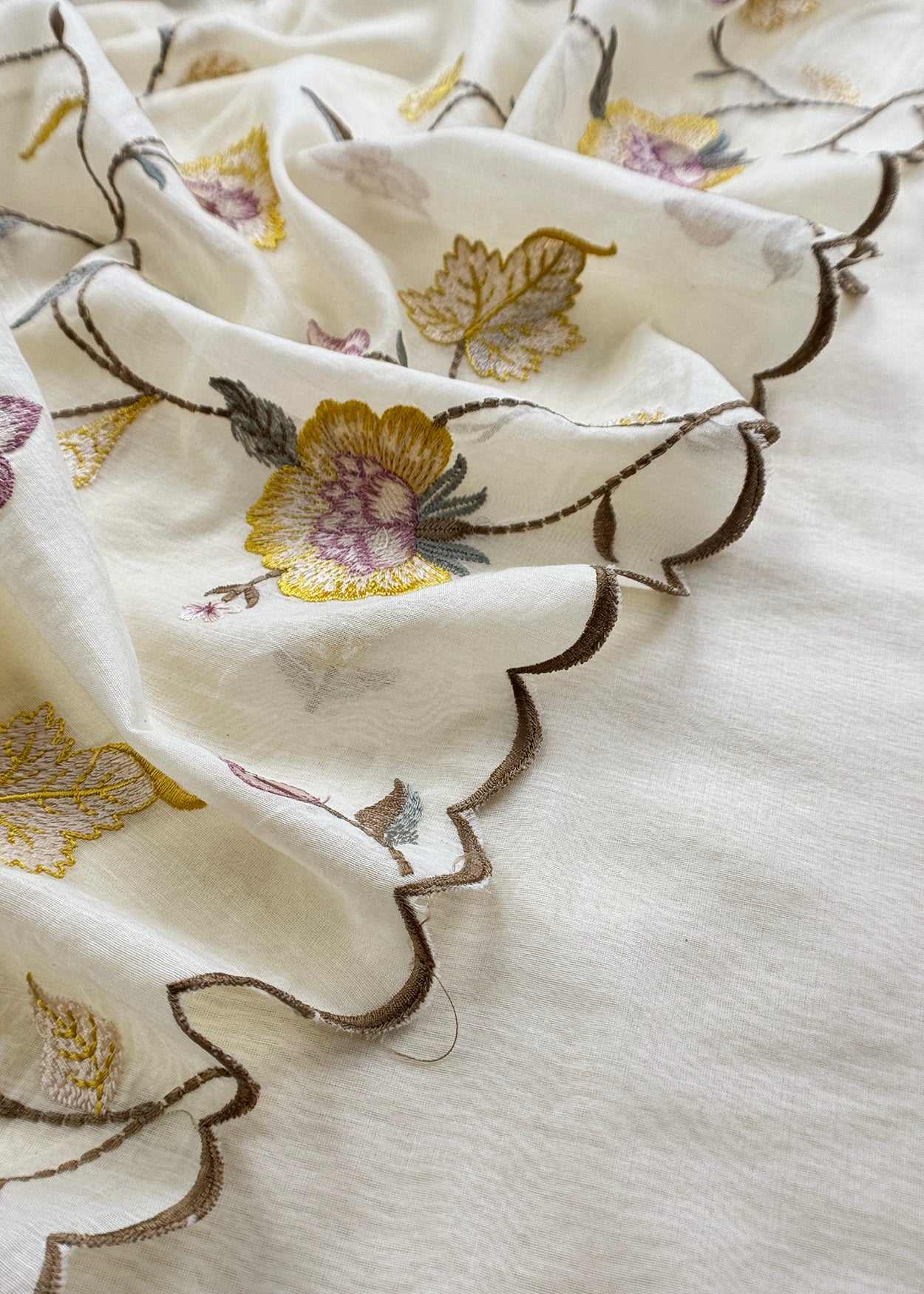 Mulmul suit set with flower embroidered

