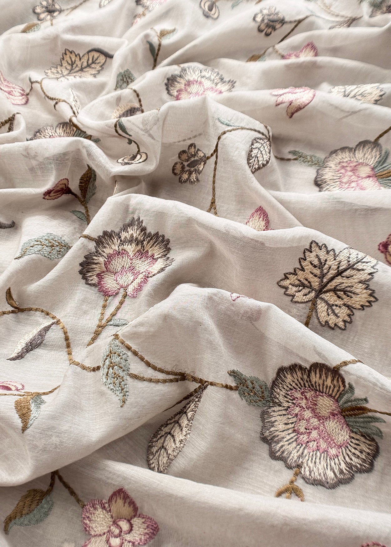 Mulmul suit set with floral appliqué work


