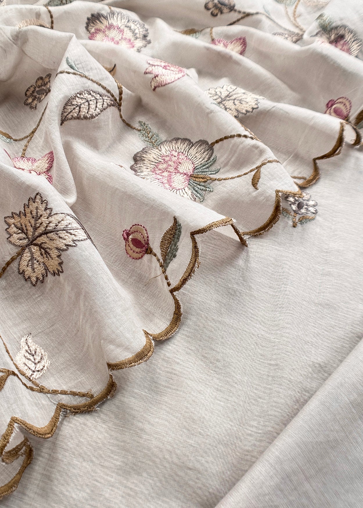 Mulmul suit set with flower embroidered

