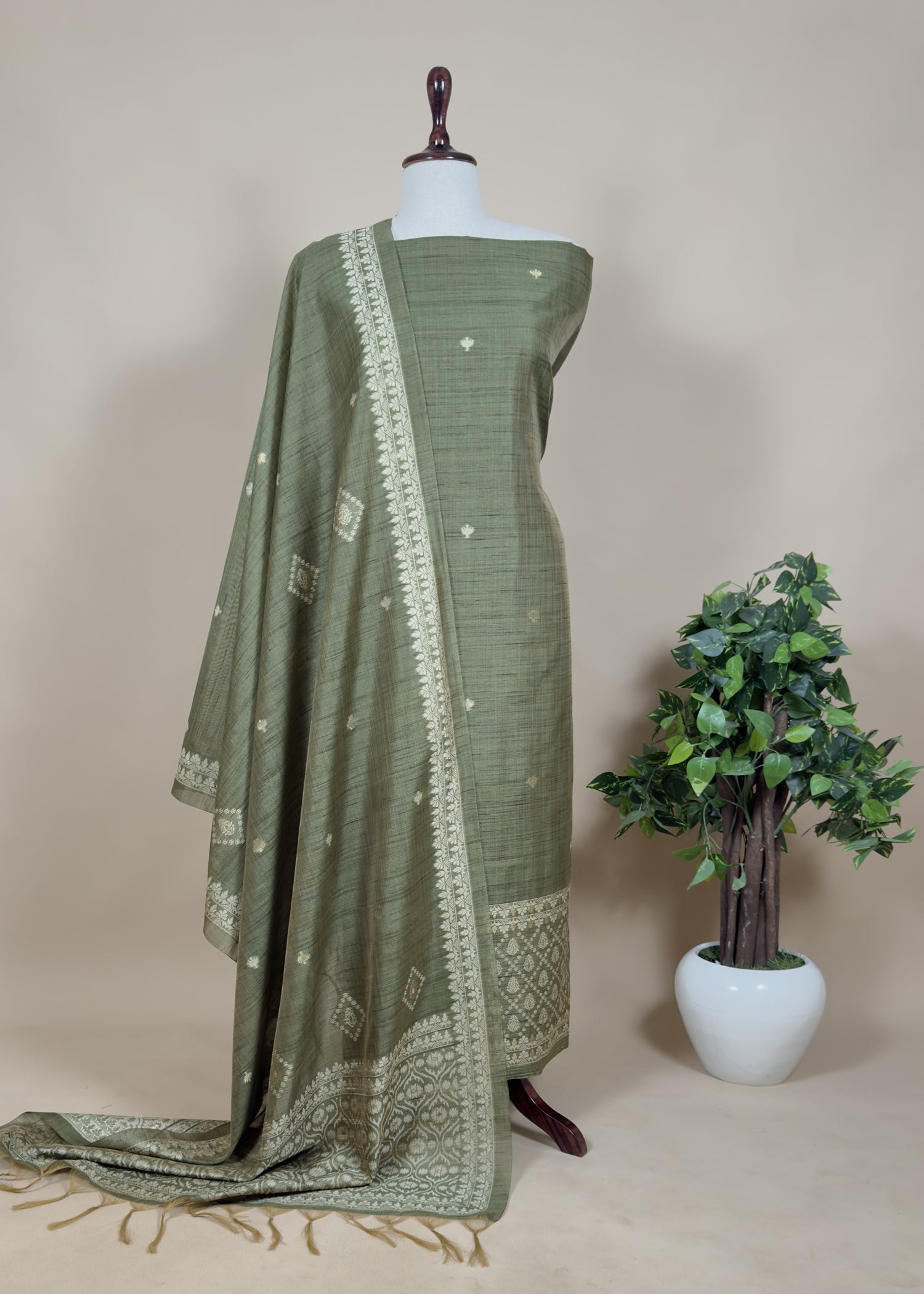 jamdani weaved suit for gifting mom

