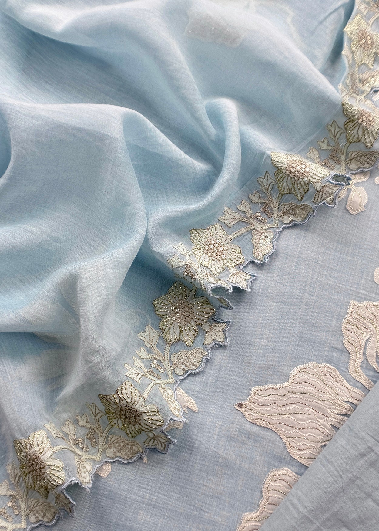 Mulmul suit set with appliqué work

