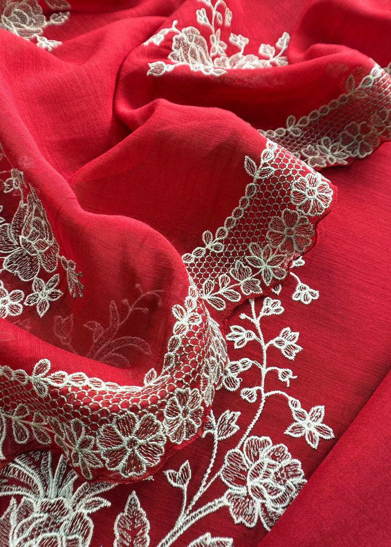 Mulmul suit set with floral appliqué work

