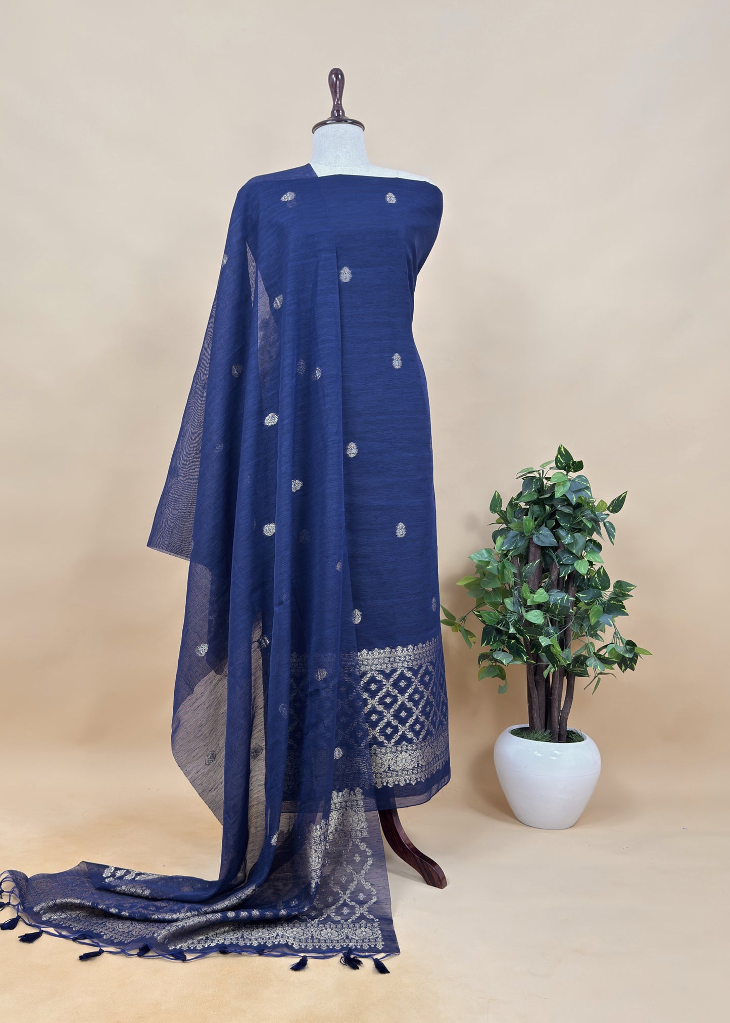 jamdani weaved suit for gifting mom

