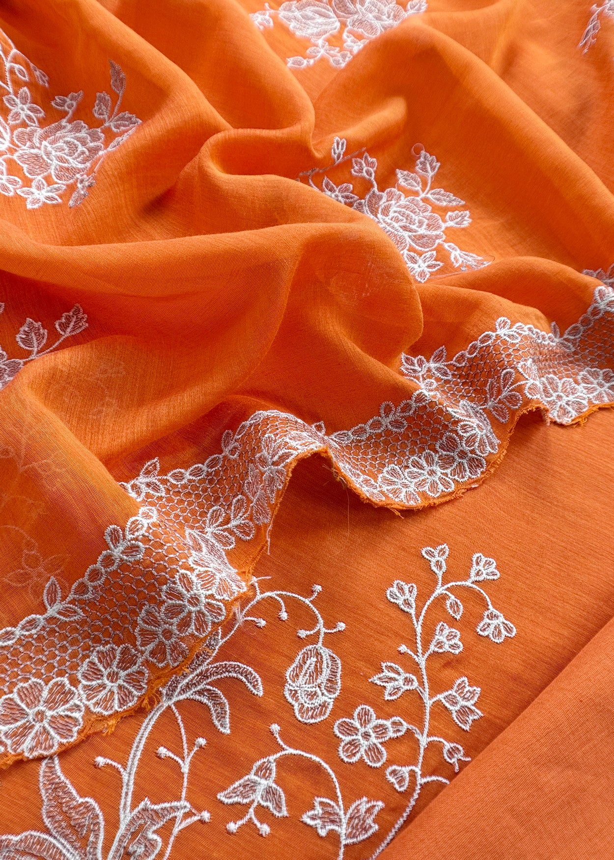 Mulmul suit set with floral appliqué work

