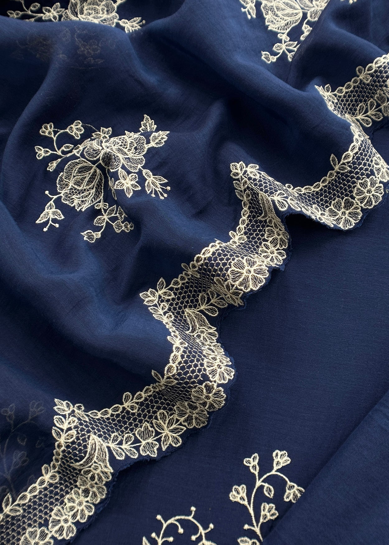 Mulmul suit set with floral appliqué work

