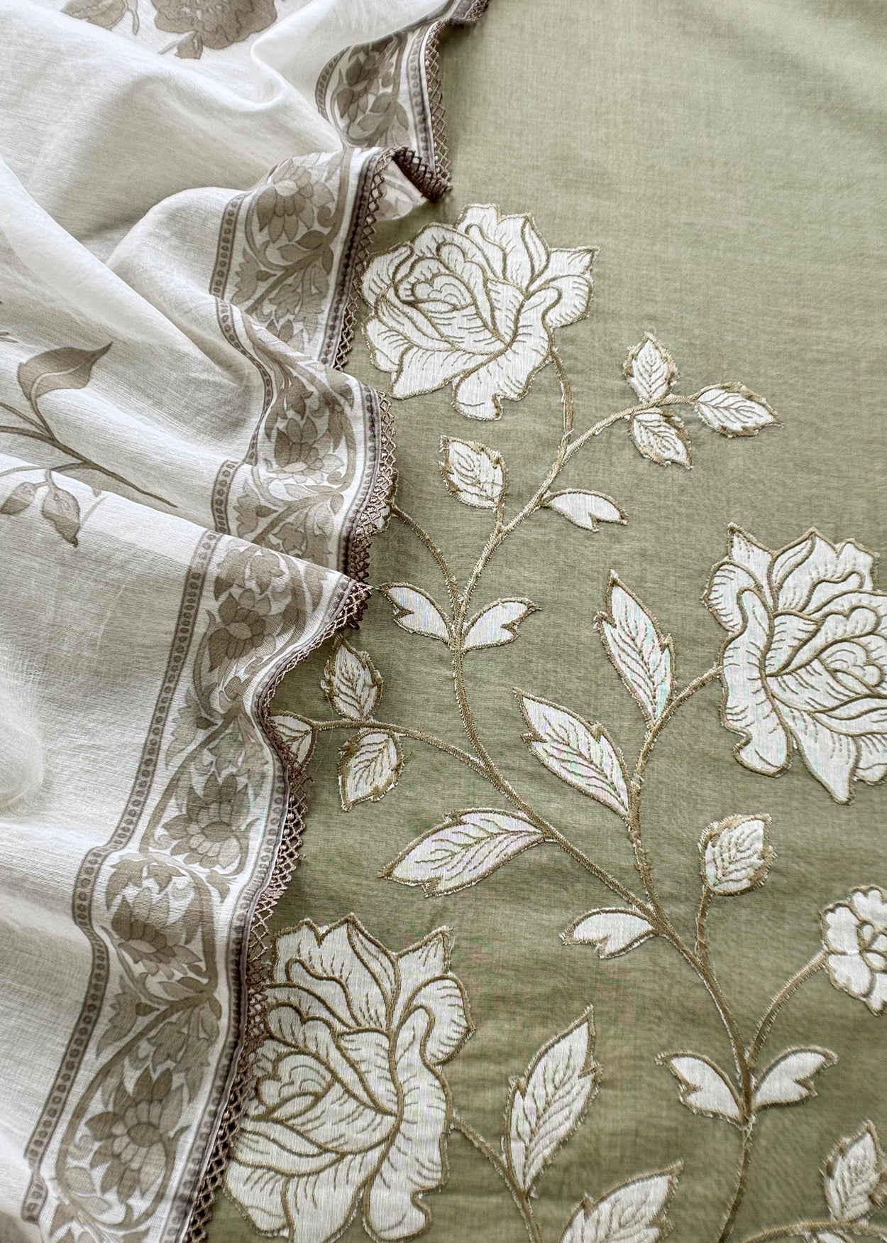 Mul cotton suit with floral embroidery

