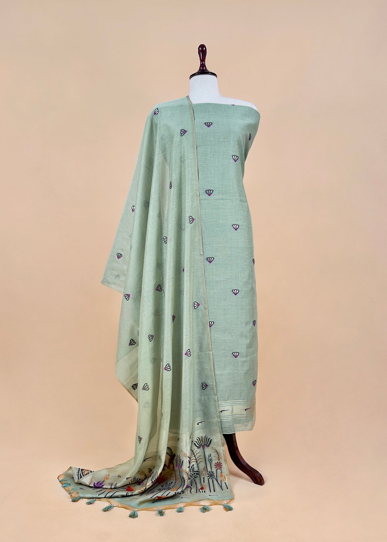 jamdani weaved suit for gifting mom

