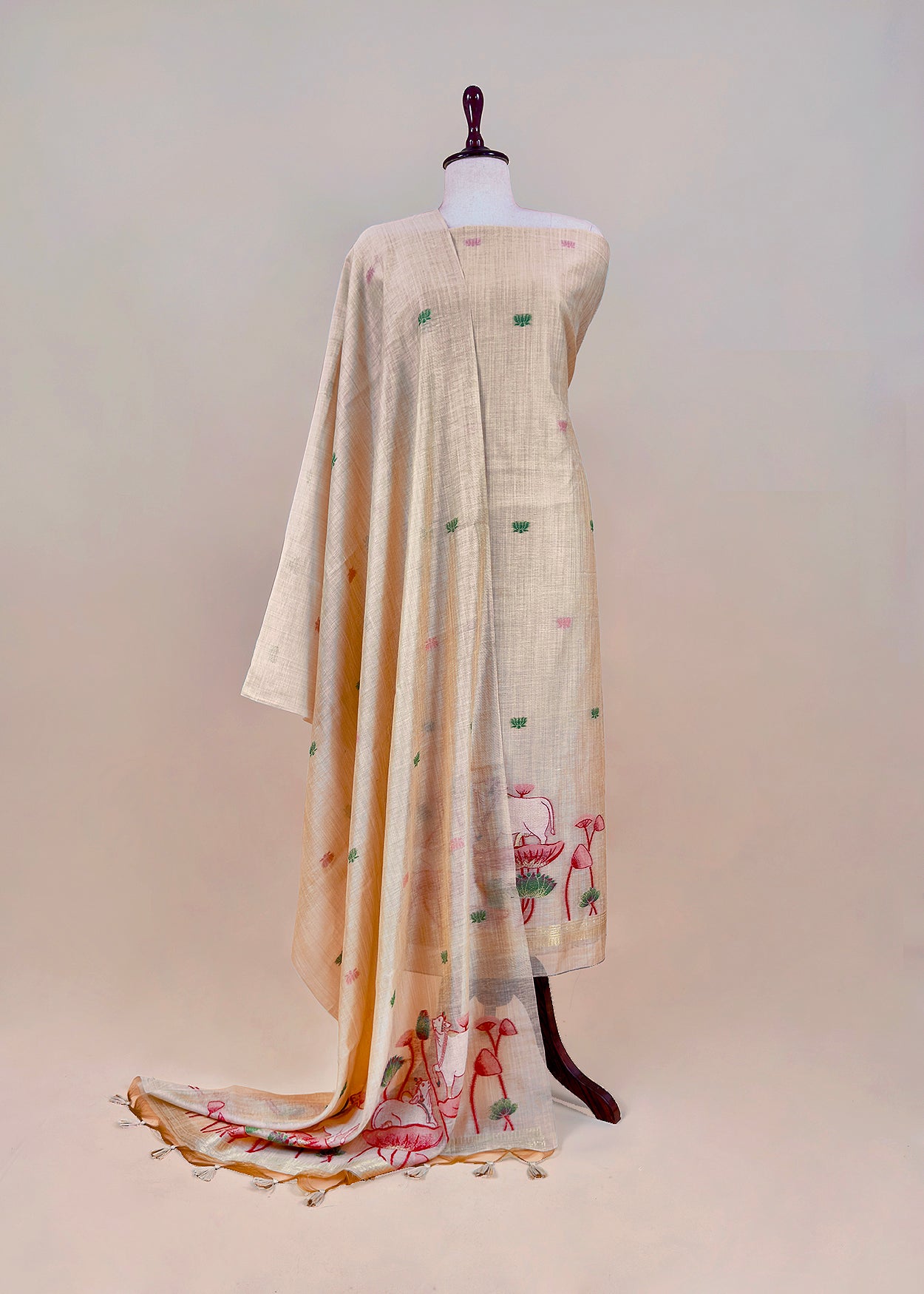 jamdani weaved suit for gifting mom

