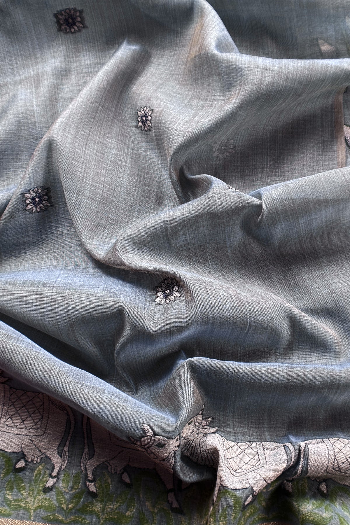 jamdani weaved suit for gifting mom

