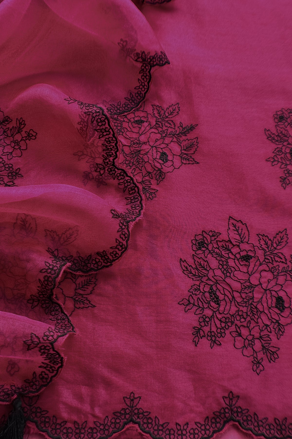 Organza silk suit with black roses embroidery

