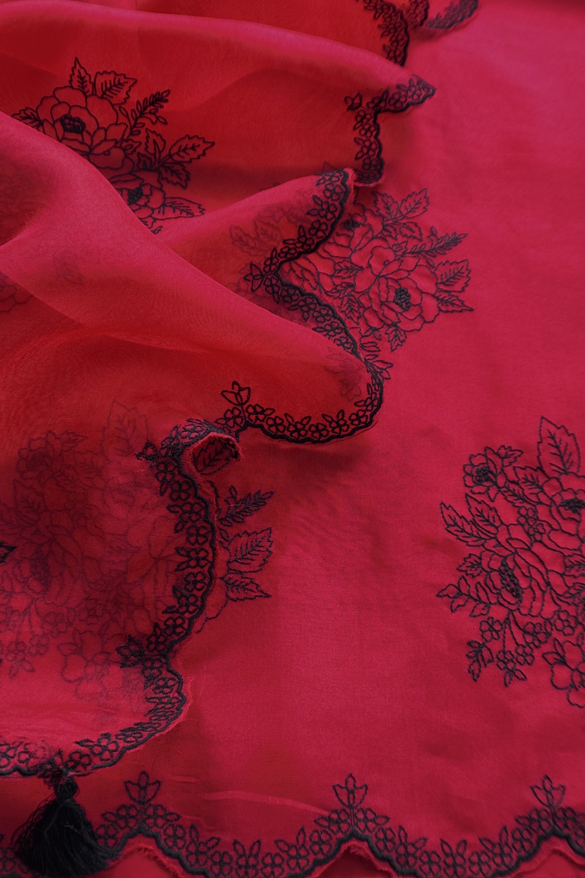 Organza silk suit with black roses embroidery

