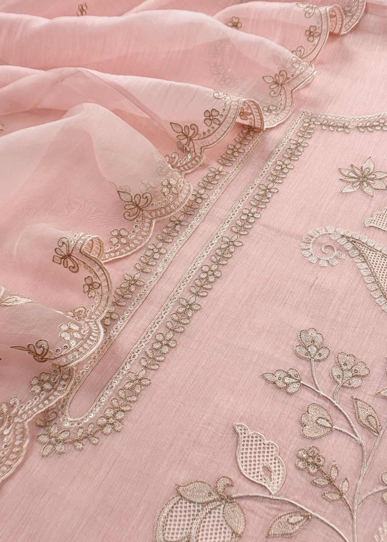 Mulmul suit set with resham embroidery

