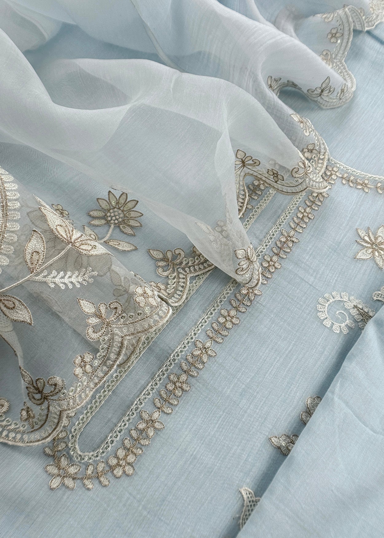 Mulmul suit set with resham embroidery

