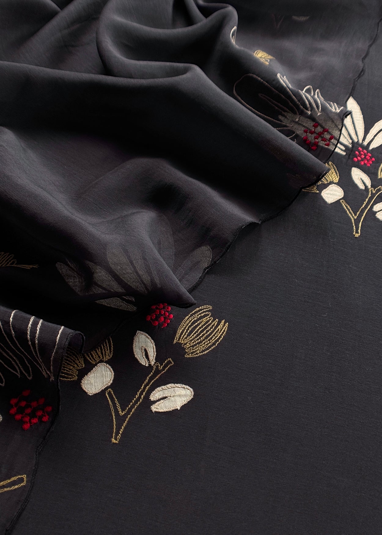 Mulmul suit set with appliqué work

