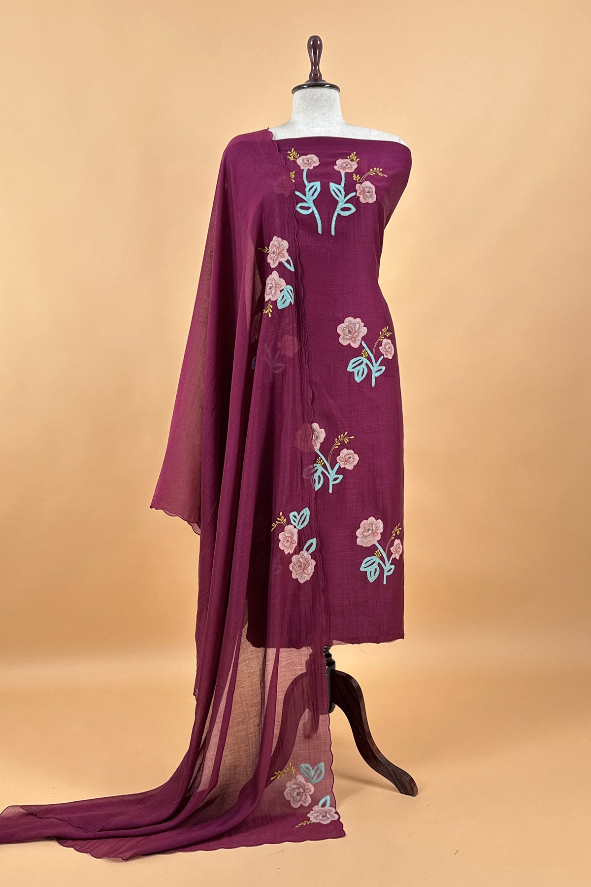 Mulmul suit set with appliqué work

