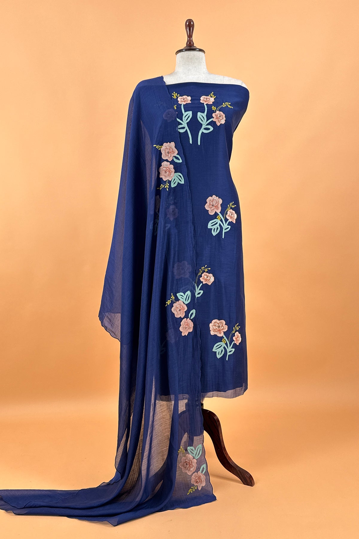 Mulmul suit set with appliqué work

