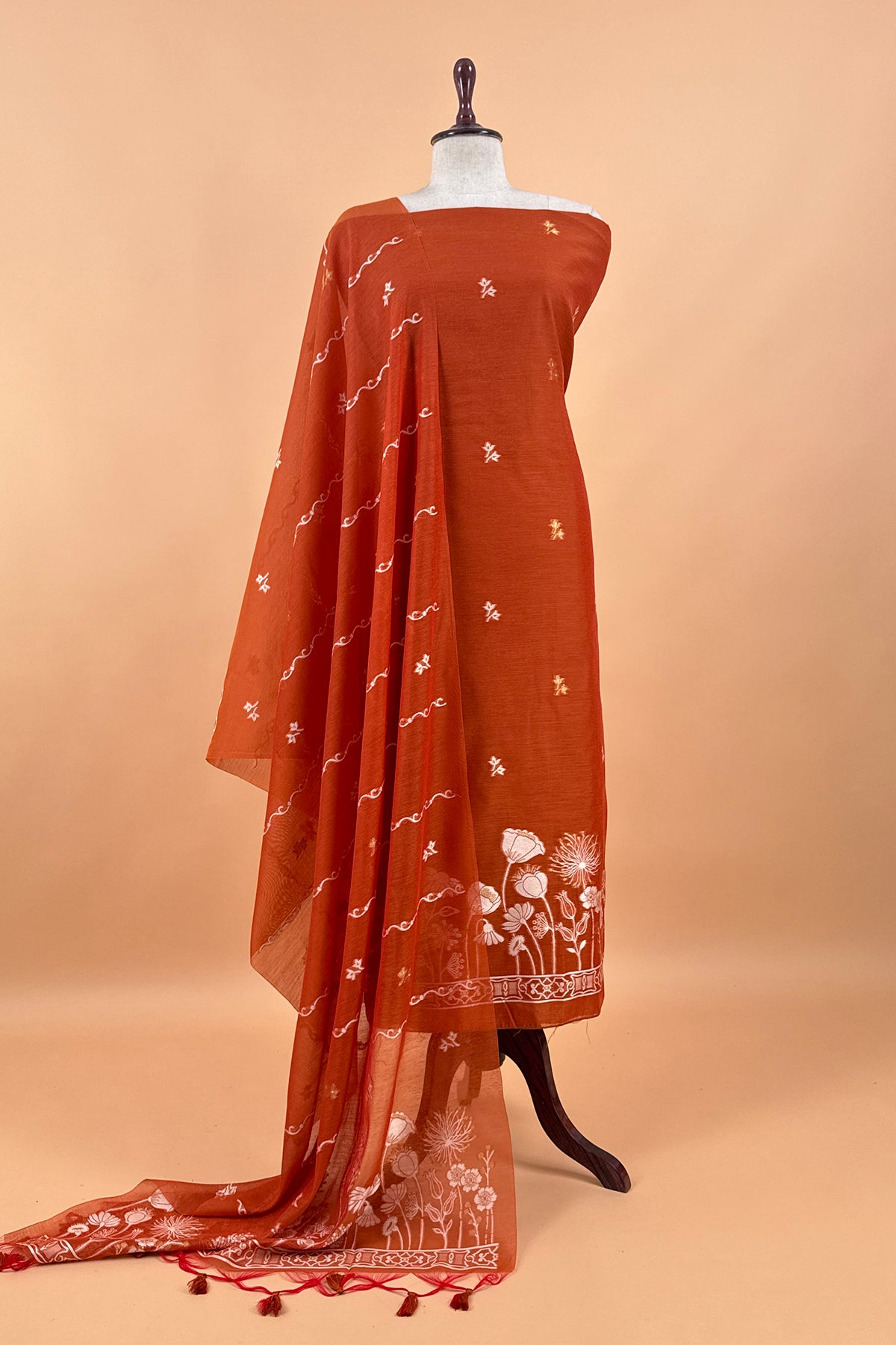 jamdani weaved suit for gifting mom

