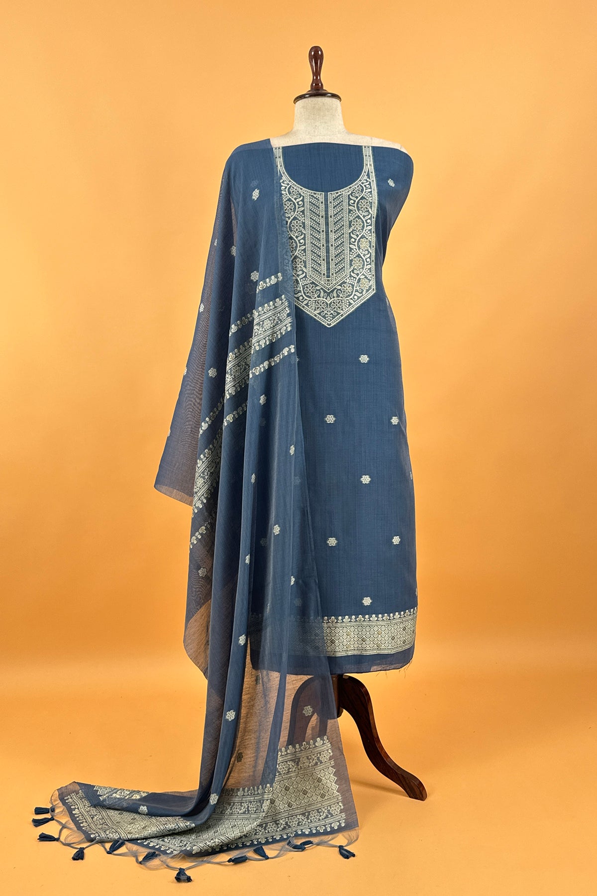 jamdani weaved suit for gifting mom

