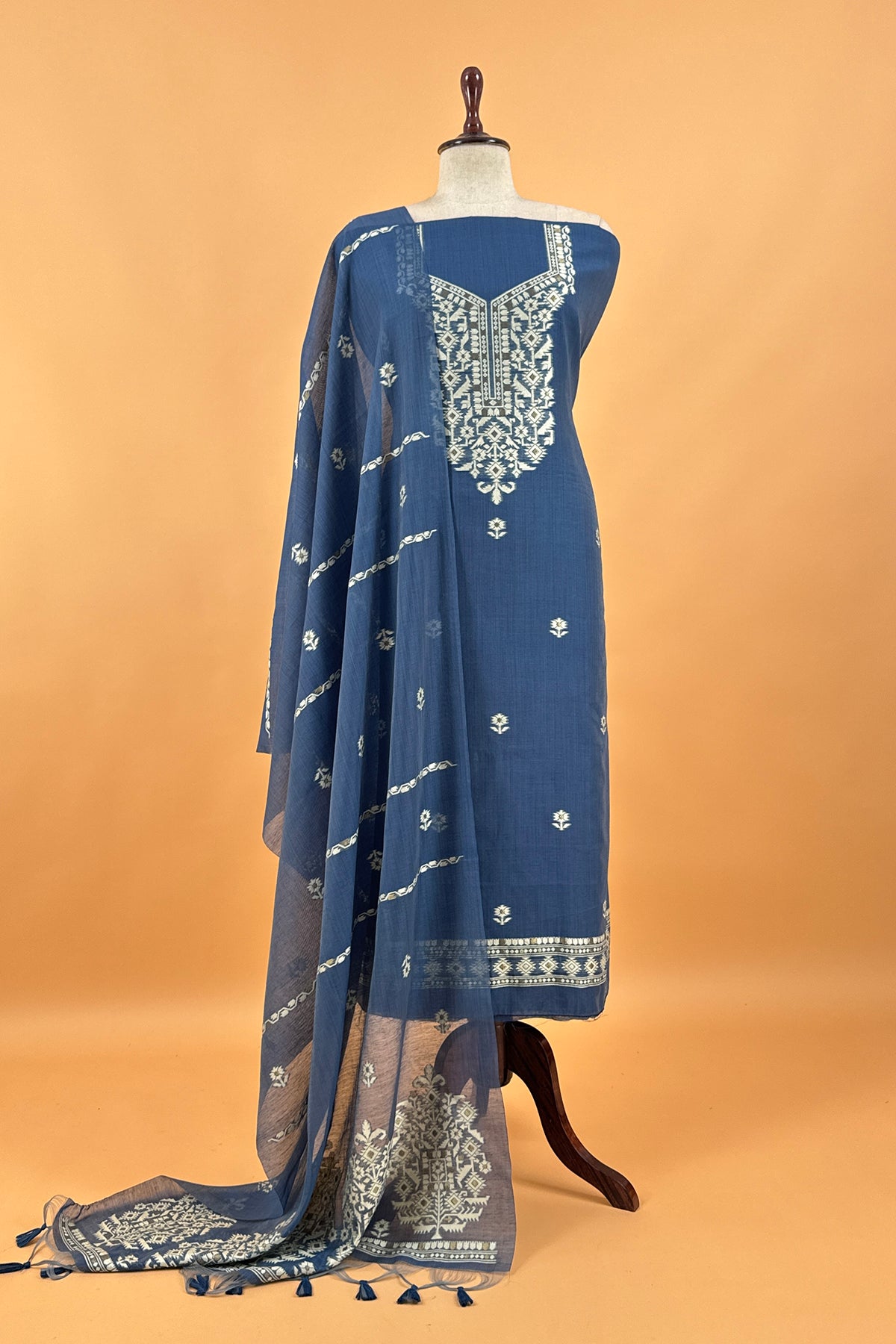 jamdani weaved suit for gifting mom

