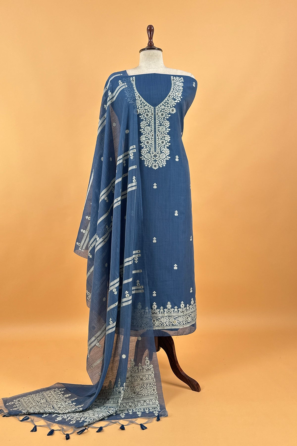 jamdani weaved suit for gifting mom

