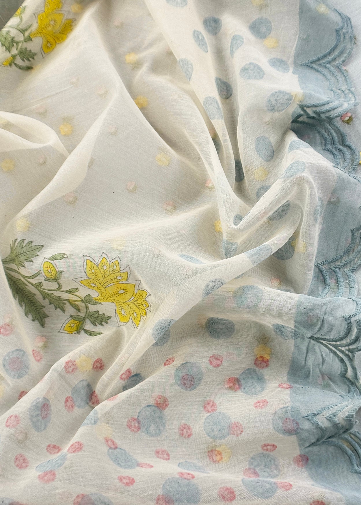 Mulmul suit set with floral appliqué work

