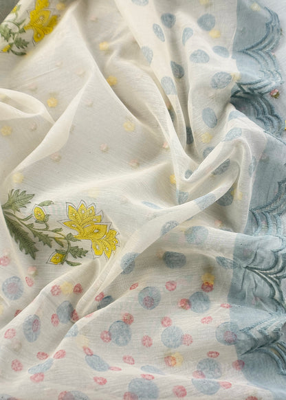 Mulmul suit set with floral appliqué work

